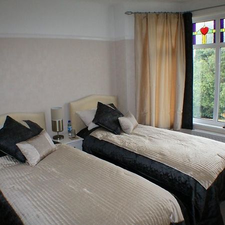 แลงเดล เฮาส์ Bed & Breakfast เซนต์ออสเทลล์ ภายนอก รูปภาพ