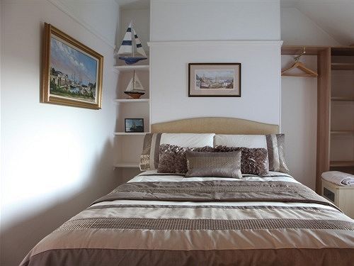 แลงเดล เฮาส์ Bed & Breakfast เซนต์ออสเทลล์ ภายนอก รูปภาพ