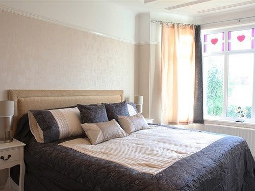 แลงเดล เฮาส์ Bed & Breakfast เซนต์ออสเทลล์ ภายนอก รูปภาพ