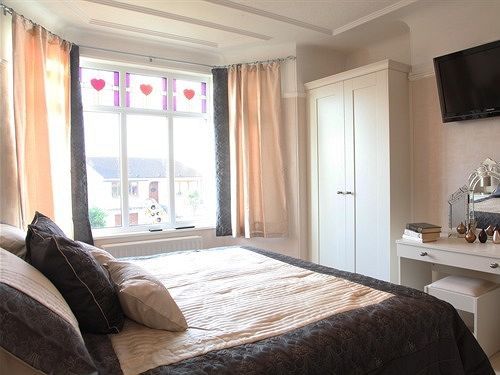 แลงเดล เฮาส์ Bed & Breakfast เซนต์ออสเทลล์ ภายนอก รูปภาพ