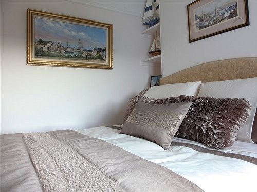 แลงเดล เฮาส์ Bed & Breakfast เซนต์ออสเทลล์ ภายนอก รูปภาพ