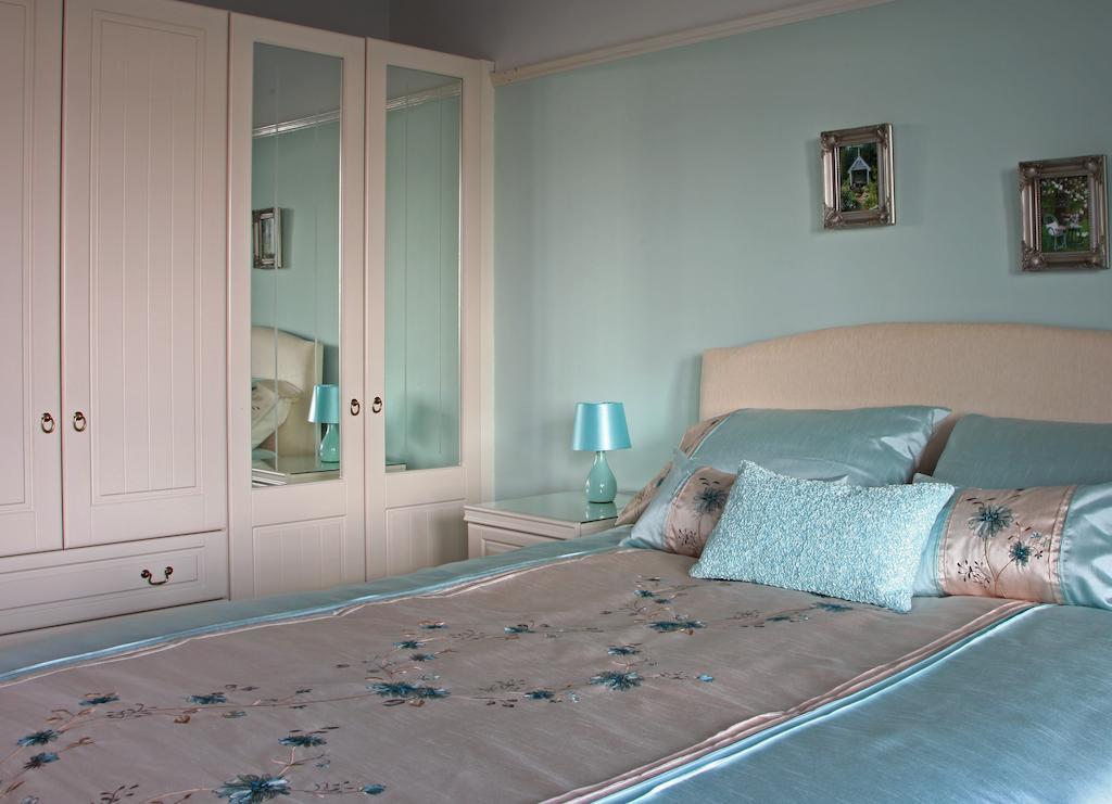 แลงเดล เฮาส์ Bed & Breakfast เซนต์ออสเทลล์ ภายนอก รูปภาพ