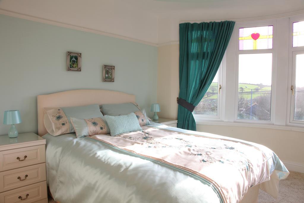 แลงเดล เฮาส์ Bed & Breakfast เซนต์ออสเทลล์ ภายนอก รูปภาพ