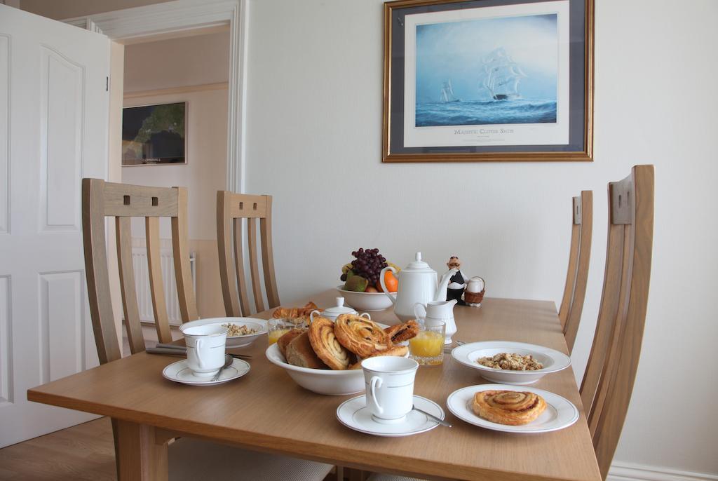 แลงเดล เฮาส์ Bed & Breakfast เซนต์ออสเทลล์ ภายนอก รูปภาพ